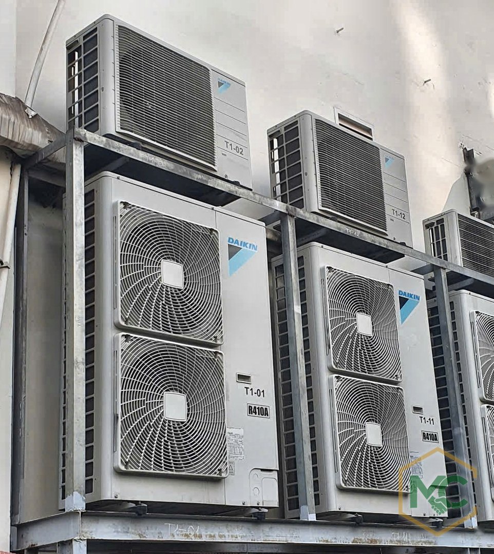 Cụm dàn nóng máy lạnh trên giá đỡ thép 2 tầng