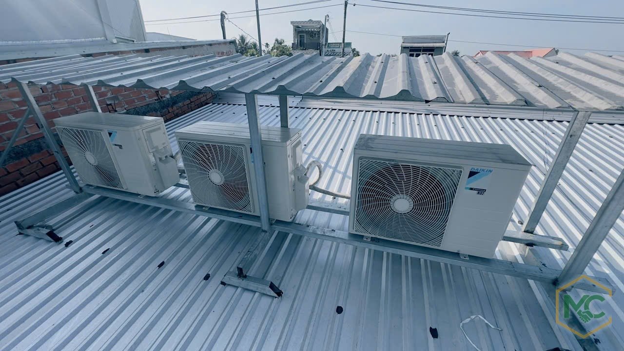 Dàn nóng máy lạnh cửa hàng chuỗi lắp trên giá đỡ mái tôn do Mạnh Cường thi công