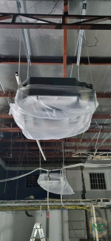 Thợ Mạnh Cường lắp máy lạnh âm trần cassette tại công trình