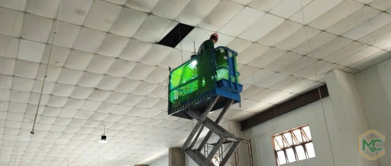 Thợ Mạnh Cường thi công chiếu sáng trên cao tại nhà xưởng, đủ đồ bảo hộ