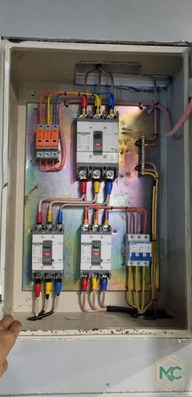 Tủ điện phân phối do Mạnh Cường lắp, dây gọn, có nhãn