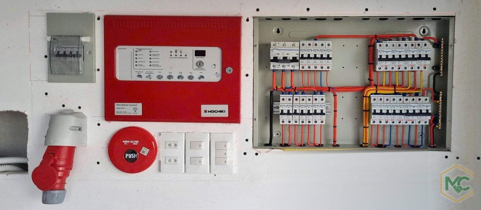 Vách kỹ thuật cửa hàng: tủ điện tổng và tủ trung tâm báo cháy do Mạnh Cường thi công